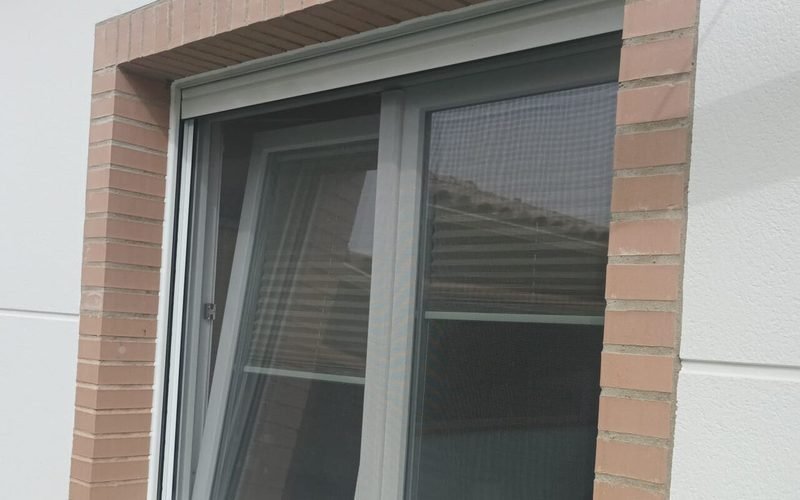 Roller mosquito net with top cassette fitted on a window